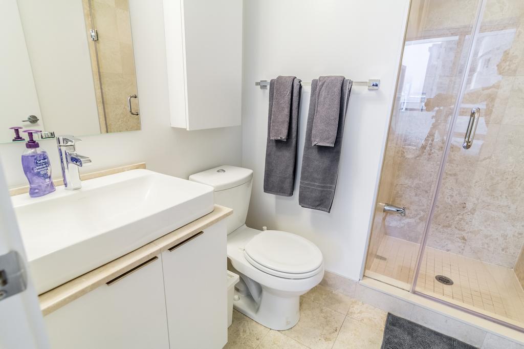 Aoc Suites - Two Bedroom Condo - City/Cn Tower View Toronto Esterno foto